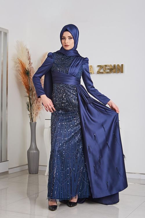 Dicle Pul Boncuklu Ve Kuyruğu Tüy Detaylı Önü Ve Omzu Drapeli Lacivert Saten Abiye Rnz210967