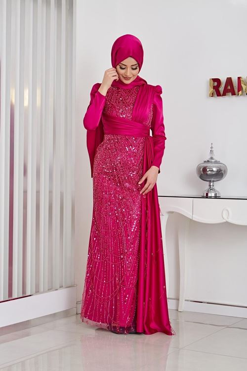 Dicle Pul Boncuklu Ve Kuyruğu Tüy Detaylı Önü Ve Omzu Drapeli Fuşya Saten Abiye Rnz210967