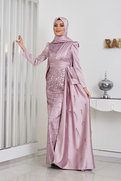 Dicle Pul Boncuklu Ve Kuyruğu Tüy Detaylı Önü Ve Omzu Drapeli Lila  Saten Abiye Rnz210967