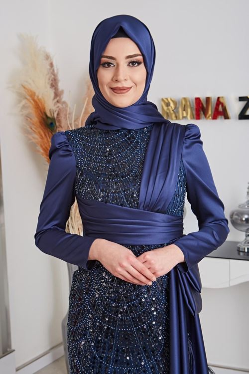 Dicle Pul Boncuklu Ve Kuyruğu Tüy Detaylı Önü Ve Omzu Drapeli Lacivert Saten Abiye Rnz210967
