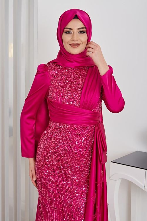Dicle Pul Boncuklu Ve Kuyruğu Tüy Detaylı Önü Ve Omzu Drapeli Fuşya Saten Abiye Rnz210967