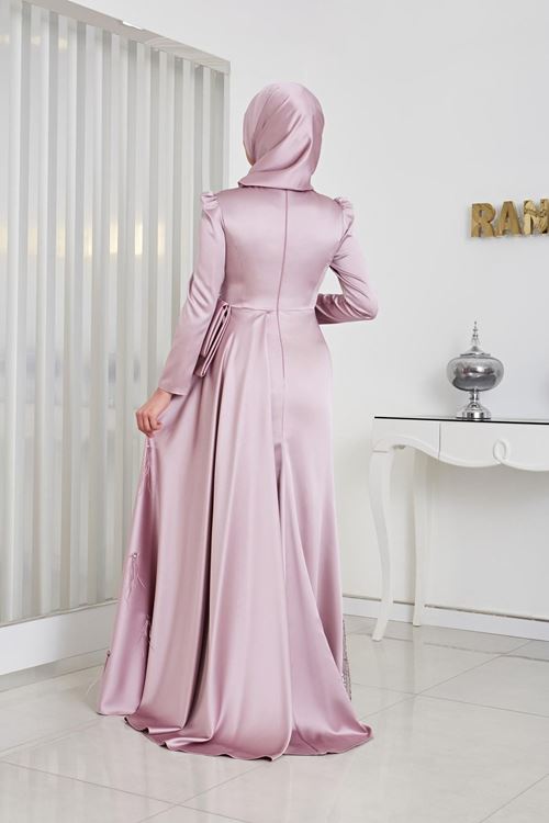 Dicle Pul Boncuklu Ve Kuyruğu Tüy Detaylı Önü Ve Omzu Drapeli Lila  Saten Abiye Rnz210967